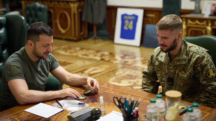 Zelenskyy meets with sergeant major of 47th Separate Mechanised Brigade to discuss reform