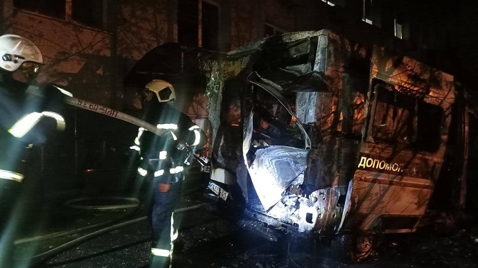 У Києві загорівся автомобіль швидкої, є загибла і постраждала