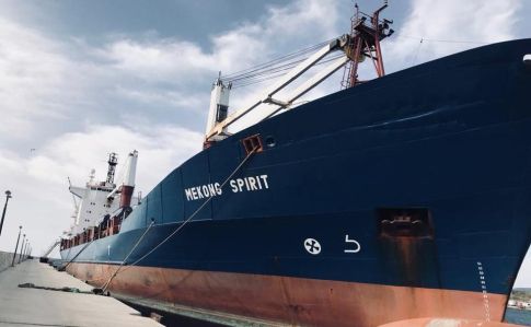 Из Афин возвращают 12 украинских моряков, пробывших больше года на судне