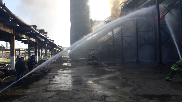Рятувальники 5 годин гасили пожежу на нафтопереробному заводі у Кременчуці