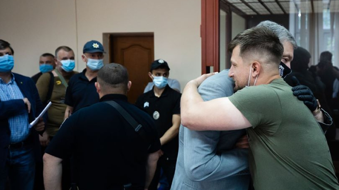 Нападение на Волошина: суд отпустил ветерана АТО на поруки Порошенко и 5 нардепов