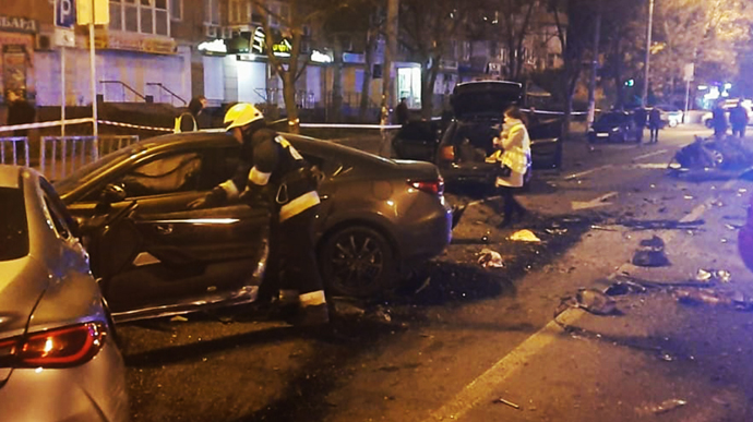 Infiniti поехал на запрещающий сигнал светофора: в Днепре столкнулись 5 автомобилей