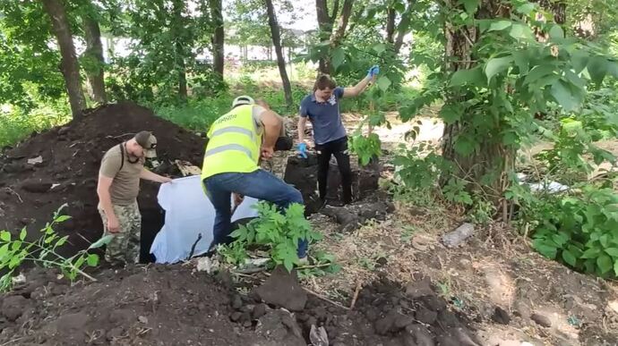 В Харькове возле метро откопали останки двух российских военных, уничтоженных при наступлении на город