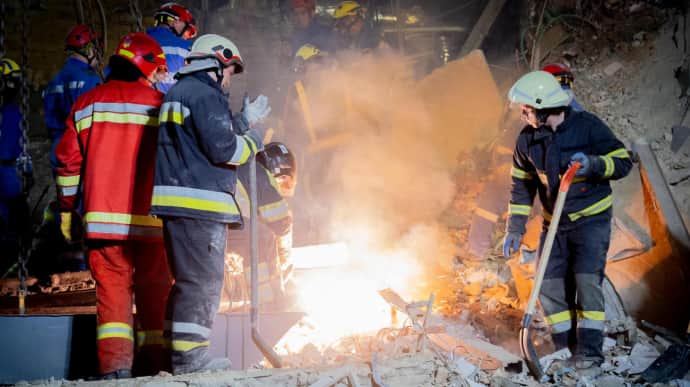 Okhmatdyt hospital rubble clearance: rescue workers reach basement