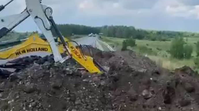 Road in Lipetsk Oblast dug up to stop Wagner Group from advancing on Moscow