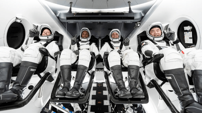 Астронавти Crew Dragon повертаються на Землю — вони провели в космосі 167 днів 