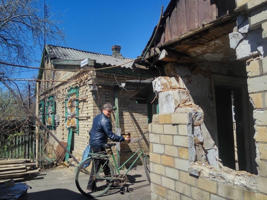Обстріляний гараж пункту роздачі гуманітарної допомоги в Жованці