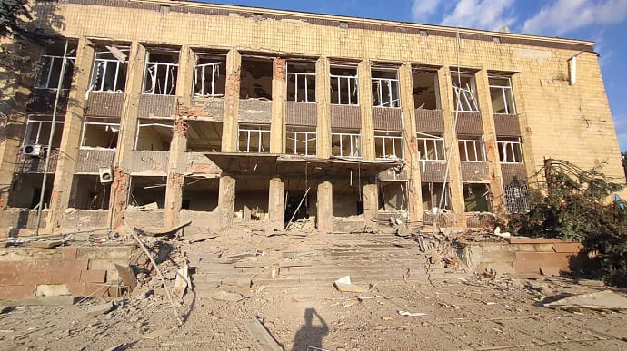 Russians drop air bomb on Kupiansk: City council damaged