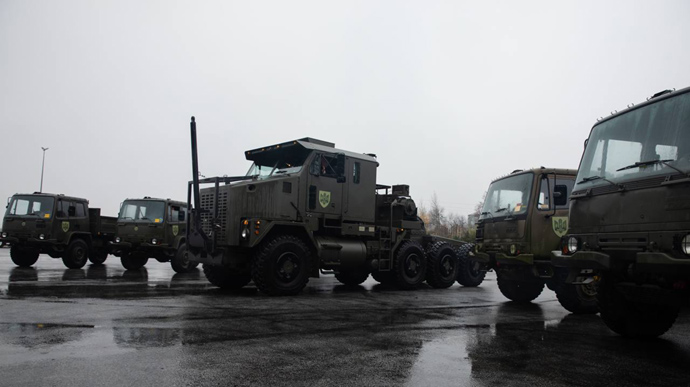 Германия сообщила о предоставлении Украине дополнительных тягачей Oshkosh и защищенных машин