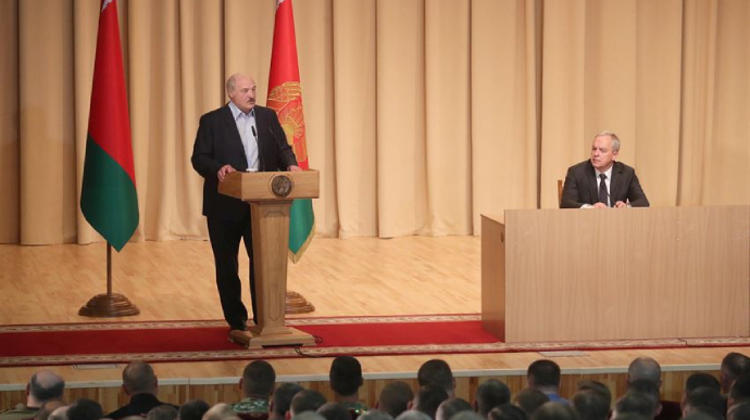 Лукашенко заявил, что на ногах перенес коронавирус