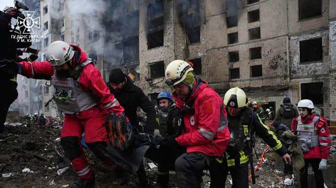 Russian attack on Kyiv kills 2 Ukrainians and injures 49