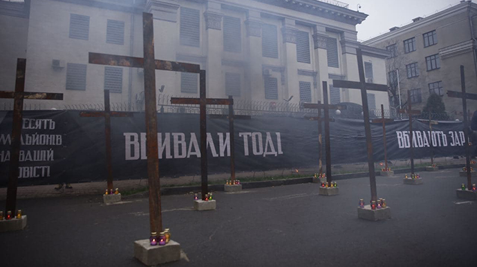 Нацкорпус поставил кресты под посольством РФ: Убивали тогда, убивают сейчас