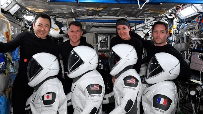После полугодовой миссии астронавты SpaceX возвращаются на Землю