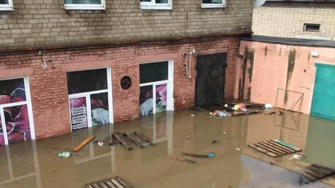 В российском Уссурийске прорвало дамбу, затоплены несколько улиц, людей эвакуируют