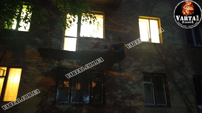 У Львові троє людей випали з балкону через обвал перил