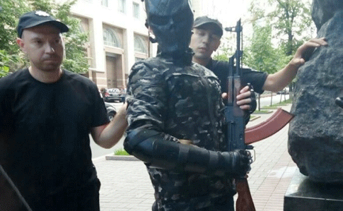 Подросток, задержанный под Кабмином с оружием, шел стрелять депутатов
