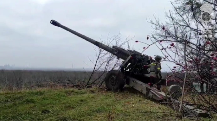 Russian Lend-Lease in action: Ukrainian National Guardsmen destroy Russian artillery using trophy Msta-B howitzer