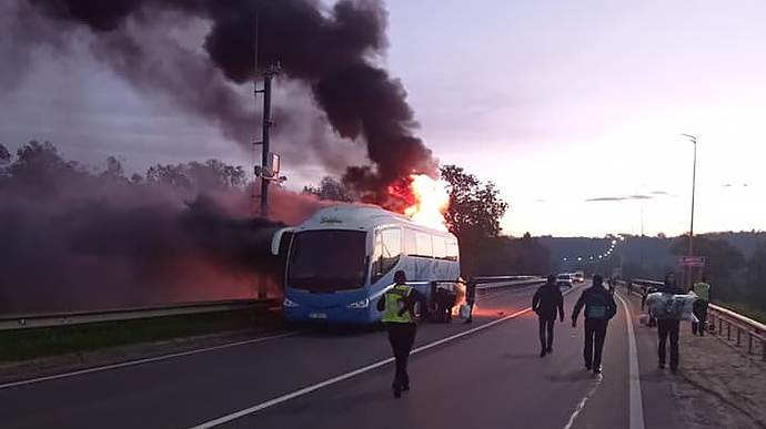 На Львовщине на ходу загорелся автобус с 20 пассажирами
