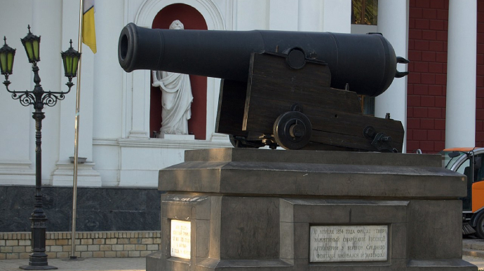 Із пам’ятника в Одесі прибрали табличку Слава російській зброї 