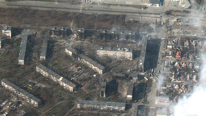Спалені будинки й знищений ТРЦ: фото Маріуполя з супутника і відео з дрона
