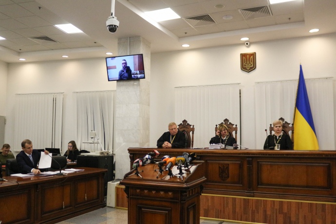 Антоненко подключили к суду через видеотрансляции, но он и его защита попросили отложить рассмотрение