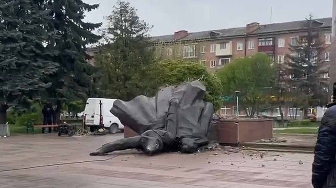 В Коростене демонтировали советский памятник комсомольцам