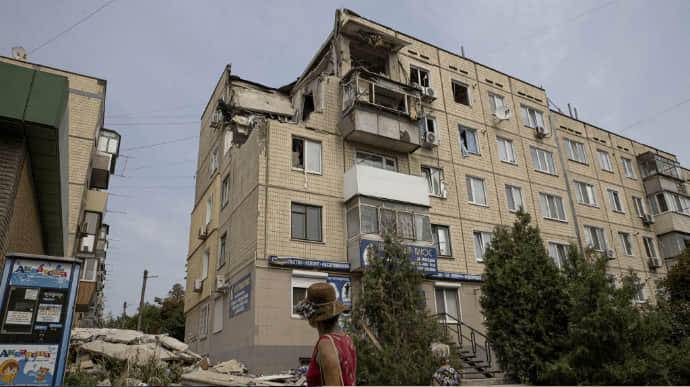 Russian forces hit Nikopol, killing a civilian
