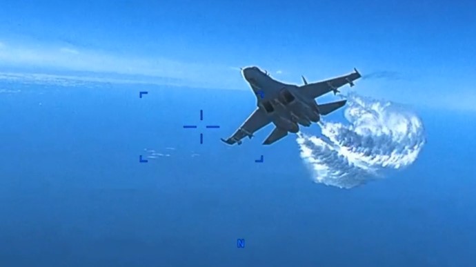 Пентагон показал видео, как российский истребитель атакует дрон США над Черным морем