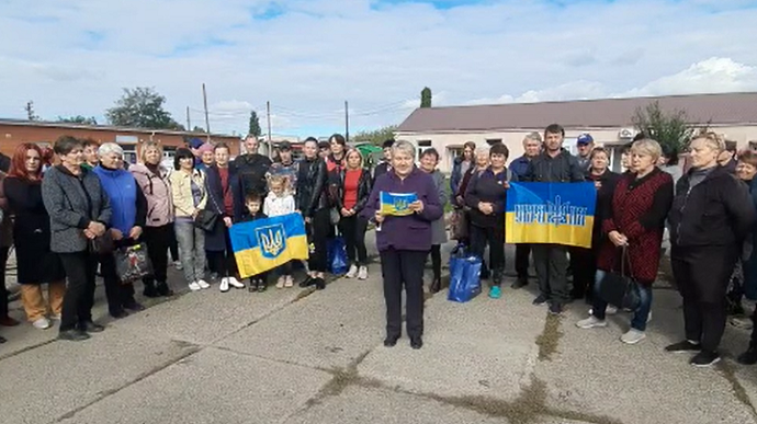 Снегиревка – это Украина: переселенцы из оккупированного города вышли на митинг