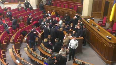 Депутаты регистрируются в Раде вручную. Фото Оксаны Денисовой