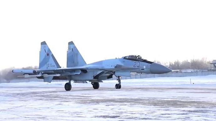 Росія перекидає на білоруські аеродроми винищувачі Су-35