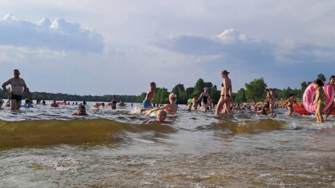 Спекотний градус: вода у Дніпрі в Києві прогрілась до рекордного показника