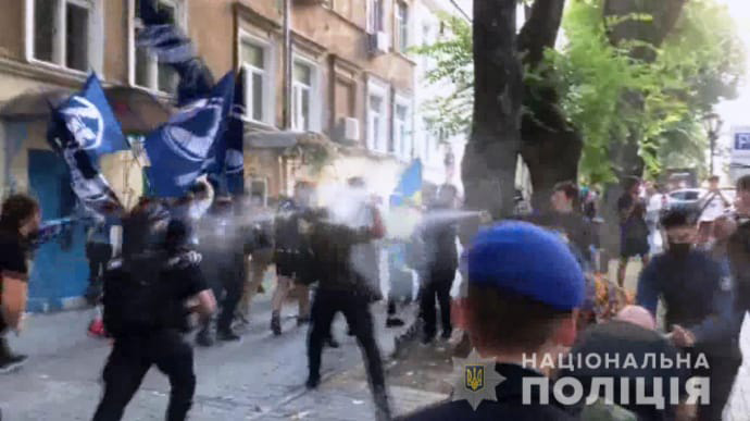 Бійка з поліцією в Одесі: 13 підозрюваних відправили під нічний домашній арешт 