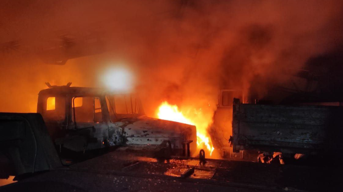 Россияне уничтожили служебные автомобили энергетиков в Херсоне - ОВА