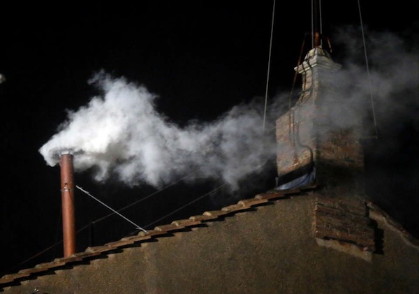 Белый дым означает, что новый папа избран