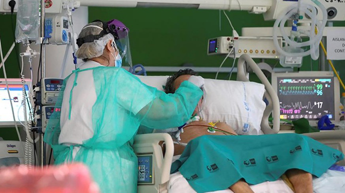 В Іспанії продовжує знижуватися кількість нових хворих та померлих