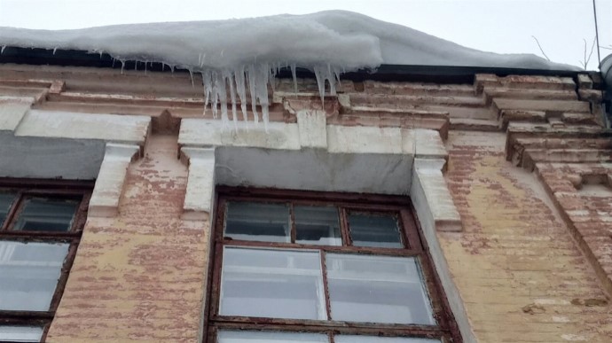 Суміш льоду і снігу впала з даху на жінку в Києві