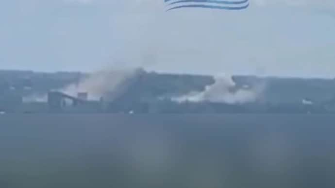 Loud explosions rock Donetsk – video