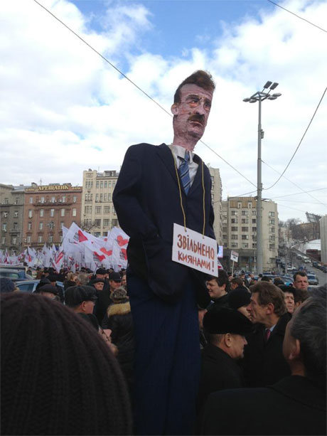 У Оппозиции есть чучело главы КГГА Попова. Фото Андрея Парубия