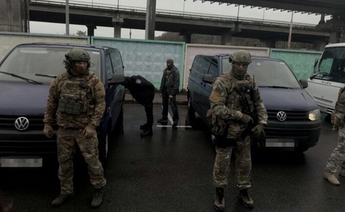 СБУ затримала росіян за спалення авто сім’ї нардепа і організацію фейкових мітингів