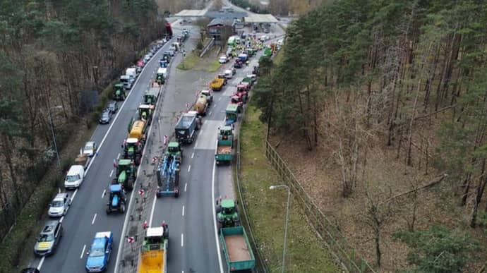 На польско-немецкой границе образовались большие пробки из-за блокады фермеров