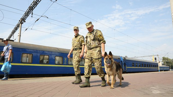 Для безопасности пассажиров Укрзализныця запустит в поезда охрану