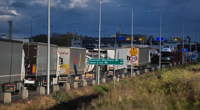 Nearly 3,000 trucks wait in queues at Polish-Ukrainian border