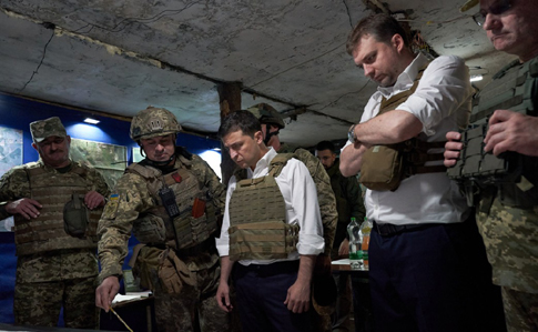 Зеленский в Донецкой области вручил бойцам награды