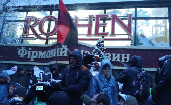 Учасники маршу під ізолятором СБУ заблокували магазин Roshen