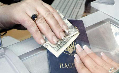 Украинцы смогут покупать валюту без паспорта  