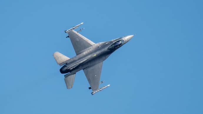 Politico: Україна просить США та партнерів активізувати навчання пілотів F-16