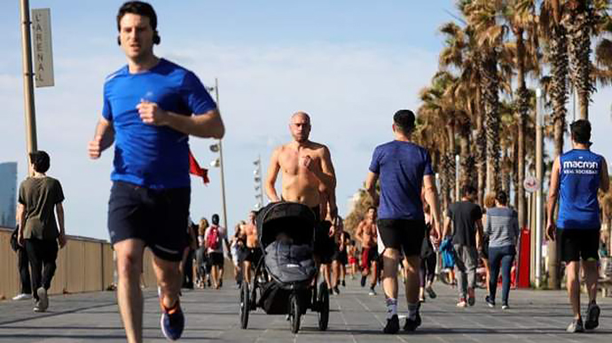 Испанцам впервые за 49 дней разрешили заниматься спортом на улице
