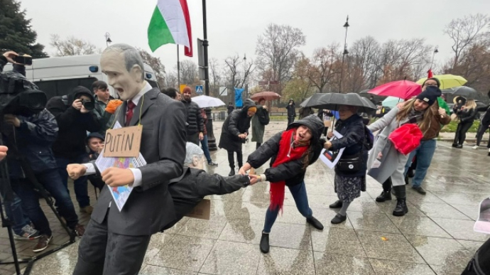 В Варшаве под посольством Венгрии активисты вытаскивали Орбана из задницы Путина