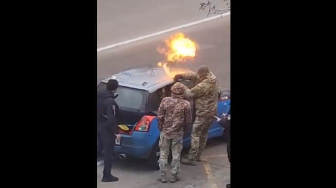 ТЦК і поліція викурювали водія з автівки газом і намагались підпалити. Міноборони веде перевірку